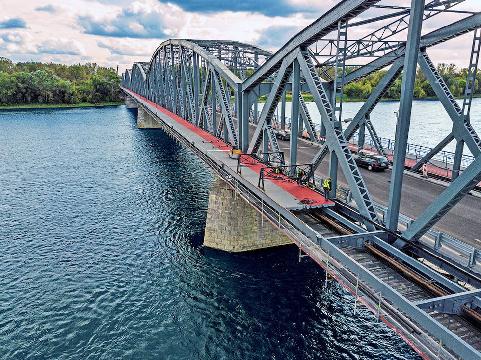 Fibrolux supplies over 16km of pultruded deck beams for Marshal Jozef Pilsudski Bridge