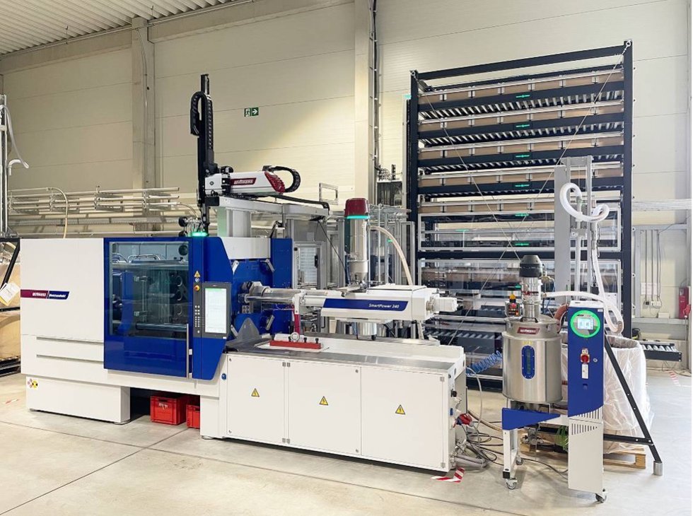 Fully automatic IM line from WITTMANN BATTENFELD to manufacture sanitary seals